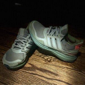 Adidas Running Sneakers/Athletic Shoe (Great Condition— barely worn)!